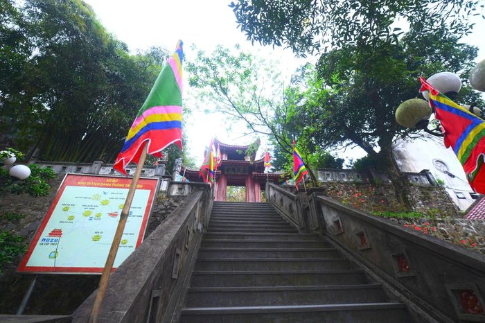 Nằm giữa núi rừng Tam Đảo, nơi đây gây ấn tượng với những cây cổ thụ tỏa bóng, những bậc đá uốn quanh sườn núi, dòng thác trắng mềm giữa đại ngàn và hệ thống đền, chùa trầm mặc ẩn hiện trong màu xanh thẳm. Ảnh: Tuấn Anh