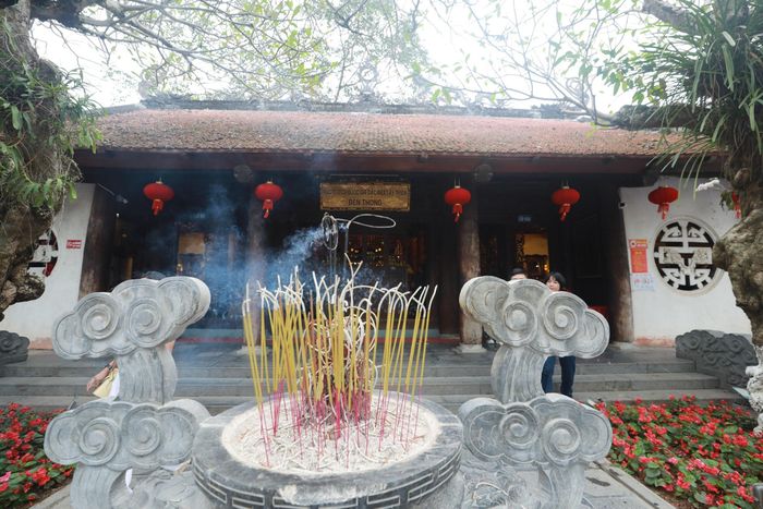 Khói hương bảng lảng trước Đền Thỏng. Ảnh: Tuấn Anh