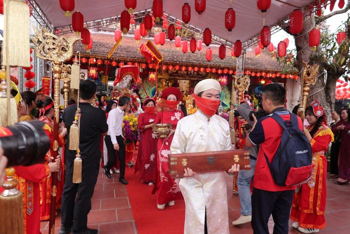 Rước sắc phong. Ảnh: Phường Minh Xuân