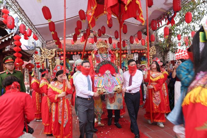 Lãnh đạo phường Minh Xuân thực hiện nghi lễ trước khi rước Long Ngai Thánh Mẫu đền Ỷ La. Ảnh: Phường Minh Xuân