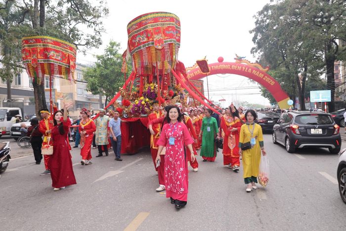 Đông đảo bà con nhân dân cùng tham gia. Ảnh: Phường Minh Xuân