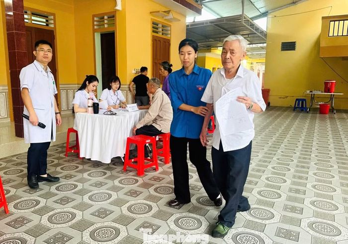 Những cụ già lớn tuổi được đoàn viên hỗ trợ dìu đến các khu vực khám.