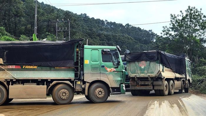 Đặc biệt, tuyến đường có phương tiện xe tải trọng lớn lưu thông nhiều làm gia tăng cảm giác bất an cho người tham gia giao thông.
