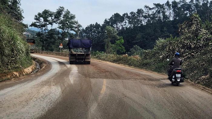 Đáng chú ý, áp lực từ hoạt động vận tải vật liệu cũng góp phần không nhỏ. Khu vực xung quanh hiện có nhiều mỏ đất đang khai thác, mỗi ngày có hàng trăm lượt xe tải trọng lớn ra vào liên tục, khiến mặt đường bị “cày xới” và hư hỏng nhanh hơn.