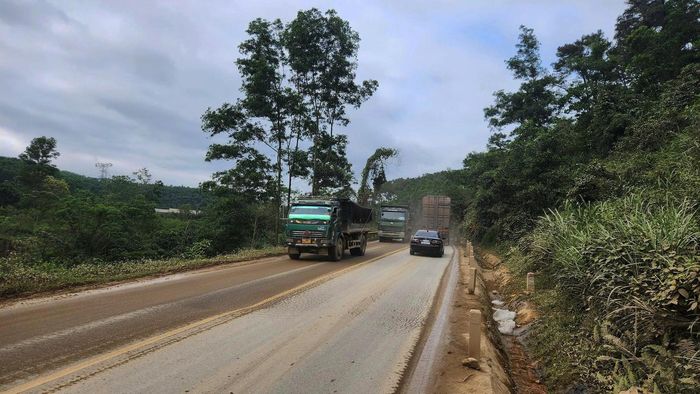 Tại Quốc lộ 15 đi qua khu vực từ ngã ba Khe Giao đến dốc Đồng Bụt (xã Toàn Lưu, tỉnh Hà Tĩnh) thời gian gần đây xuất hiện tình trạng đường xuống cấp. Nắng bụi mù mịt, mưa xuống tuyến đường nhão nhoét.