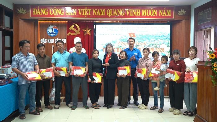 Trao hỗ trợ 110 lá cờ Tổ quốc cho 11 hộ ngư dân, kèm theo tiền mặt và nhu yếu phẩm - Ảnh: P.Đ.