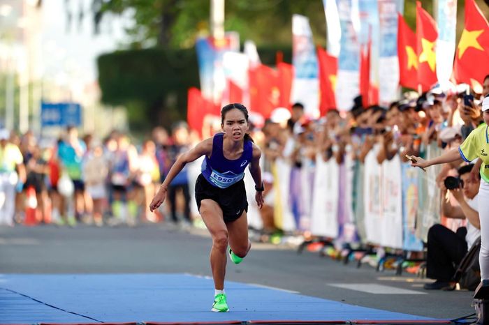 Hoàng Thị Ngọc Hoa trong nỗ lực ở những mét cuối cự ly marathon giải VĐQG Marathon-báo Tiền Phong 2026
