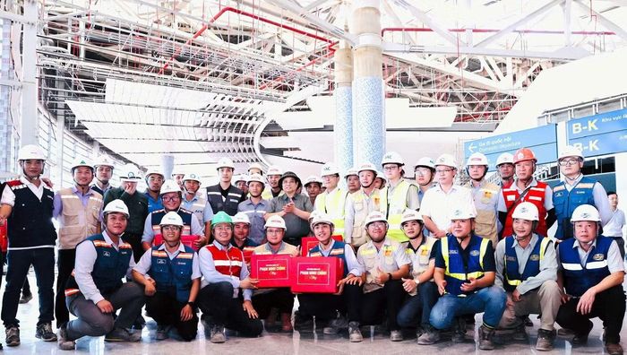 Thủ tướng Chính phủ Phạm Minh Chính trao quà động viên đến cán bộ, người lao động tại công trường (Ảnh: Công Nghĩa)