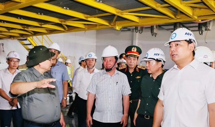 Thủ tướng Chính phủ trao đổi công việc với tỉnh Đồng Nai và Chủ đầu tư, các nhà thầu tại công trường (Ảnh: Công Nghĩa)