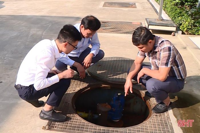 Công tác súc rửa, vệ sinh toàn bộ hệ thống đang được Công ty TNHH MTV Petrolimex Hà Tĩnh thực hiện.