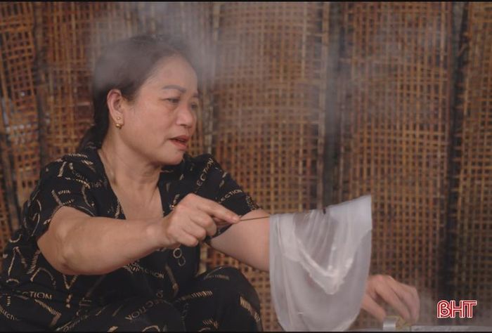 Hà Tĩnh có rất nhiều món ăn mà câu chuyện của nó đã trở thành chất liệu cho các sáng tác văn học nghệ thuật, trở thành nỗi nhớ nôn nao trong lòng những đứa con xa xứ, trở thành nỗi mong ngóng đợi chờ của du khách. Và món ăn "hai ướt một ráo" từ những hàng bánh mướt lớn nhỏ... cũng chính là "niềm thương nỗi nhớ" trong lòng người...