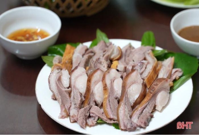 Một trong những niềm tự hào ẩm thực của miền quê Hà Tĩnh là thịt dê. Và Hà Tĩnh cũng vừa công bố chứng nhận đăng ký nhãn hiệu “Dê Hương Sơn – Hà Tĩnh”, khẳng định giá trị và chất lượng sản phẩm đặc trưng vùng đồi núi Hương Sơn. Đây cũng là 1 món ăn "biết kể chuyện" về một vùng quê trù phú, yên bình...; về những người nông dân thật thà chất phác...
