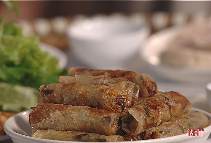 Bánh mướt ăn cùng món ram giòn rụm hay giò nóng hổi không chỉ mang đến hương vị mộc mạc, khó quên mà còn kể với du khách về những làng nghề truyền thống và tập tục sinh hoạt truyền thống... Để từ một món ăn dân dã, người dân bản địa đã phát triển thành nhiều cách ăn khác nhau, đong đầy bao câu chuyện nhọc nhằn gian khó, bao ý chí vươn lên của con người...