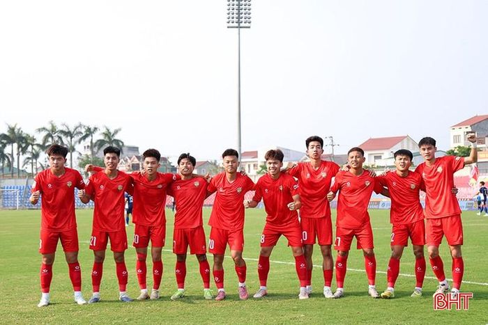 Các cầu thủ trẻ Hà Tĩnh ăn mừng bàn mở tỷ số.