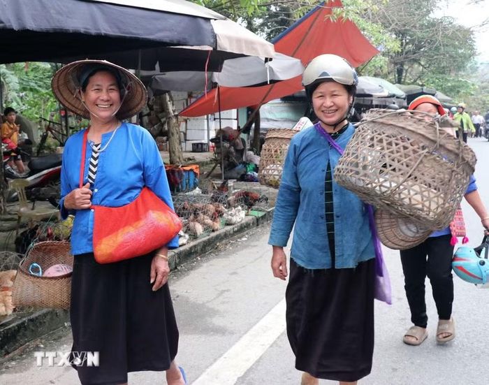 Bà con người dân tộc đi chợ phiên Phương Độ (Hà Giang 1, Tuyên Quang). (Ảnh: Đức Thọ/TTXVN)