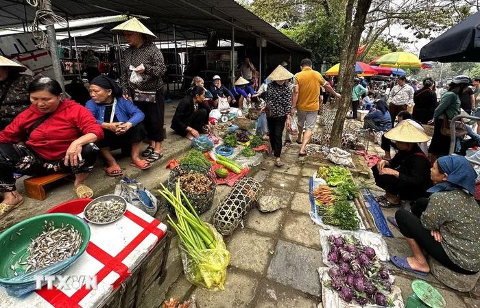 Chợ phiên Phương Độ (Hà Giang 1, Tuyên Quang) với nhịp bước rộn ràng của đồng bào người Tày, Dao…ở các bản làng xa gần về họp chợ. (Ảnh: Đức Thọ/TTXVN)
