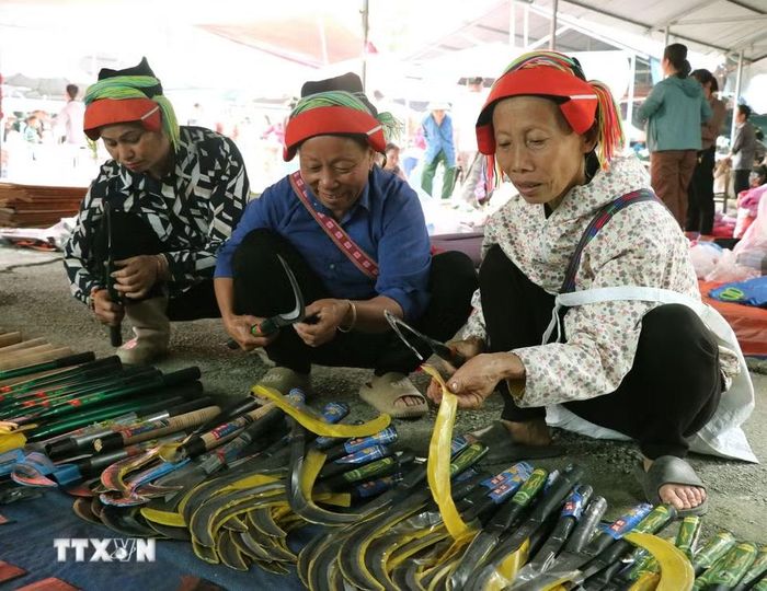 Mỗi phiên chợ không chỉ là cuộc trao đổi hàng hóa mà còn là cuộc hẹn đầy màu sắc của ký ức, bản sắc và tình người vùng cao. (Ảnh: Đức Thọ/TTXVN)