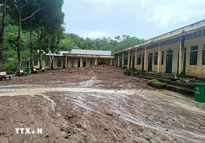 Khối lượng đất đá lớn tràn vào Trường Tiểu học Yên Khương, khu Xắng Hằng, xã Yên Khương gây thiệt hại nặng nề về cơ sở vật chất trong trận mưa lũ năm 2025. (Ảnh: Khiếu Tư/TTXVN)