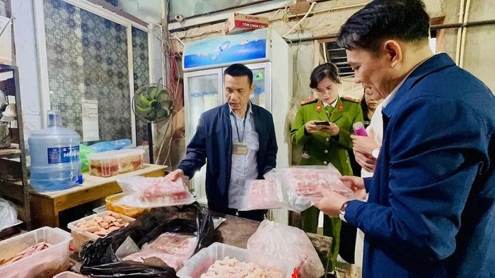 Chiều 4/3, Chi cục An toàn vệ sinh thực phẩm Thanh Hóa phối hợp với lực lượng chức năng kiểm tra, xác minh phản ánh vi phạm tại các cơ sở kinh doanh dịch vụ ăn uống trên tuyến Đại lộ Lê Lợi (khu vực trước Công viên Hội An), phường Hạc Thành.