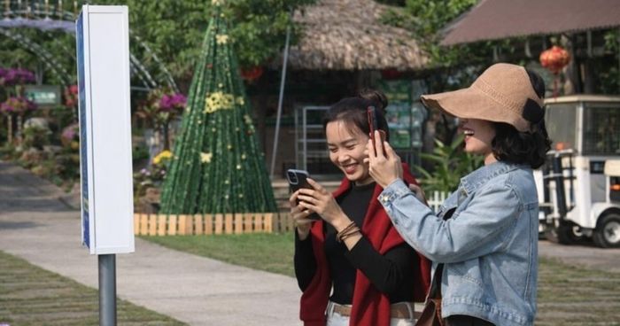 Du khách trẻ tìm hiểu thông tin điểm đến Hà Tĩnh trước chuyến đi qua ứng dụng di động. Ảnh: Đặng Thắm