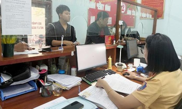  Người dân đến làm thủ tục nộp "phạt nguội" vi phạm tại Phòng Cảnh sát giao thông, Công an tỉnh Bắc Ninh. 