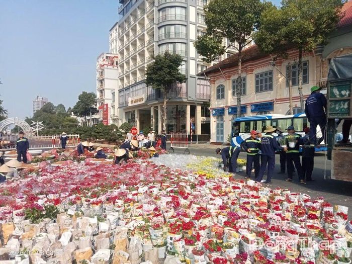Công nhân lao động Công ty TNHH MTV Công trình Đô thị Mỹ Tho quét dọn, trang trí khuôn viên công viên và nhiều tuyến đường đảm bảo cảnh quan xanh - sạch - đẹp.