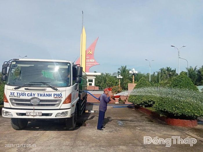 Công nhân lao động Công ty TNHH MTV Công trình Đô thị Mỹ Tho quét dọn, trang trí khuôn viên công viên và nhiều tuyến đường đảm bảo cảnh quan xanh - sạch - đẹp.