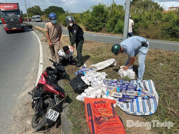 Lực lượng Cảnh sát giao thông phối hợp Cảnh sát cơ động bắt các đối tượng buôn thuốc lá tại phường Mỹ Trà.