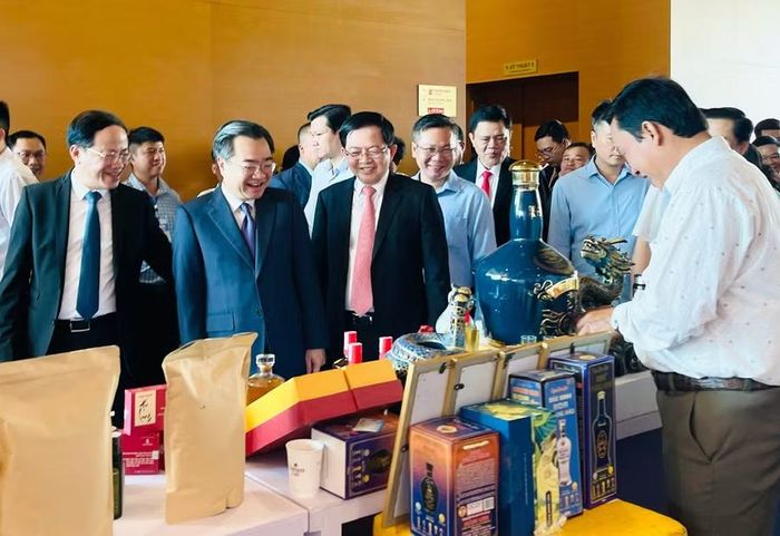  Lãnh đạo Trung ương và tỉnh Gia Lai tham quan, tìm hiểu sản phẩm trưng bày trong khuôn khổ hội nghị xúc tiến đầu tư tỉnh Gia Lai năm 2026. Ảnh: Trần Dung 