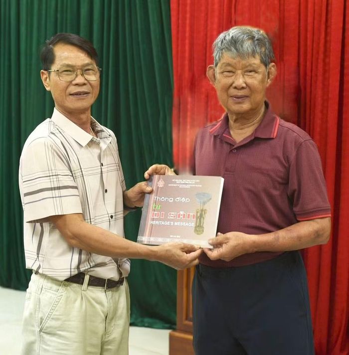Giám đốc Bảo tàng Pleiku Lê Thanh Tuấn trao quà lưu niệm cho họa sĩ Lý Khắc Nhu (phải). Ảnh: Hùng Hoa Lư