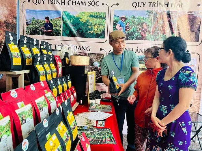  Anh Siu Sắt (bìa trái) giới thiệu cà phê cho khách hàng. Ảnh: M.N 