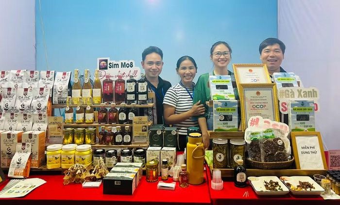  Hoạt động trưng bày, giới thiệu, quảng bá sản phẩm OCOP tạo cơ hội để các tổ chức, cá nhân kết nối tiêu thụ sản phẩm. Ảnh: M.N 