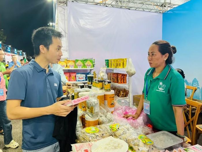  Anh Phạm Thế Toàn (phường Thanh Xuân, TP. Hà Nội) mua sản phẩm bánh hồng làm quà tặng. Ảnh: M.N 