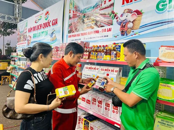  Khách hàng tìm hiểu sản phẩm nước mắm Thái An. Ảnh: M.N 