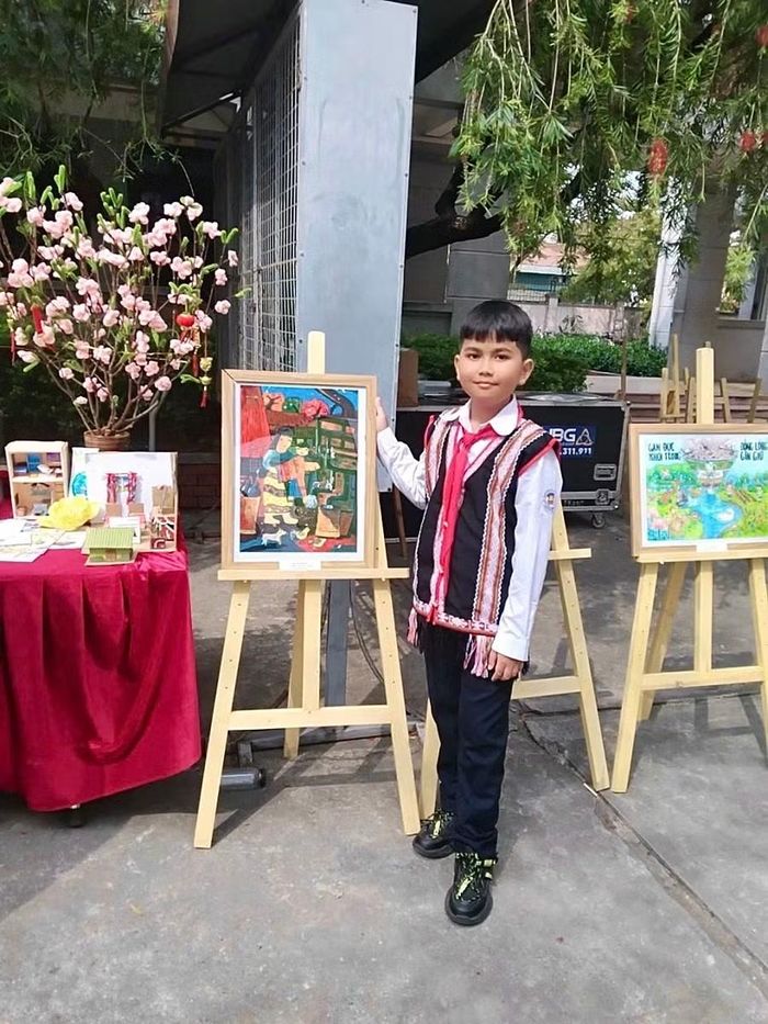 Em Rơ Mah Tuấn tại lễ trao giải. Ảnh: NVCC