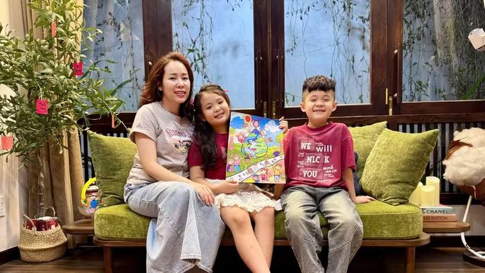 Với lợi thế làm việc trong ngành thiết kế nội thất, chị Kim Nhi truyền cho các con tình yêu đối với sắc màu. Ảnh: L.N