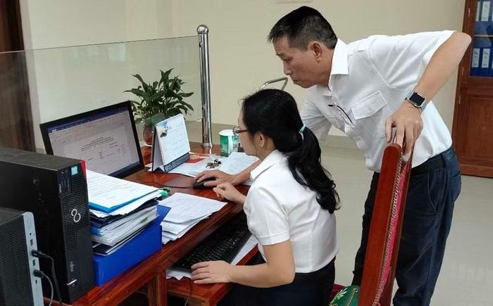 Thuế tỉnh thường xuyên theo dõi việc tiếp nhận, xử lý nhanh thông tin phản ánh, kiến nghị của hộ, cá nhân kinh doanh tại các thuế cơ sở. Ảnh: T.Sỹ