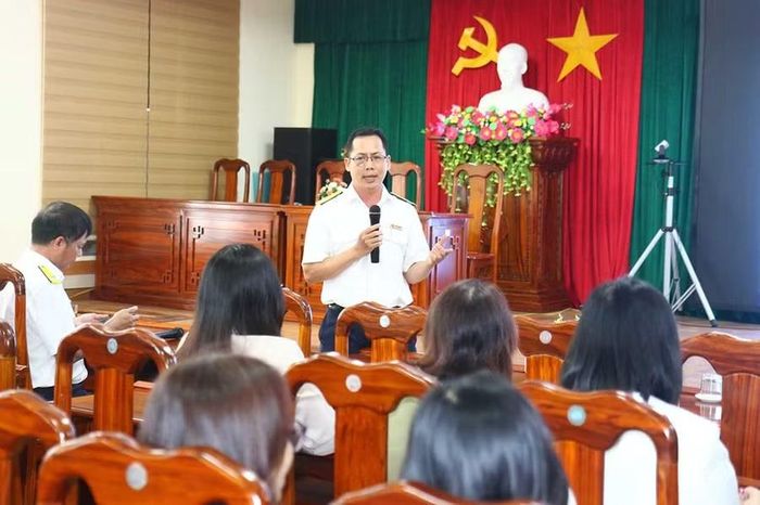 Công chức Thuế cơ sở 1 phổ biến và tư vấn chuyên sâu cho hộ, cá nhân kinh doanh về các quy định của Nghị định số 68/2026/NĐ-CP. Ảnh: T.Sỹ