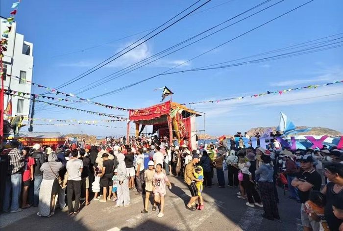 Lễ hội thu hút đông đảo người dân và du khách tham gia. Ảnh: Phan Tuấn