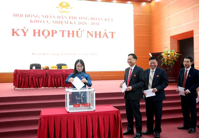 Đại biểu bỏ phiếu bầu các chức danh HĐND, UBND, trưởng các Ban HĐND, Ủy viên UBND phường khóa mới.