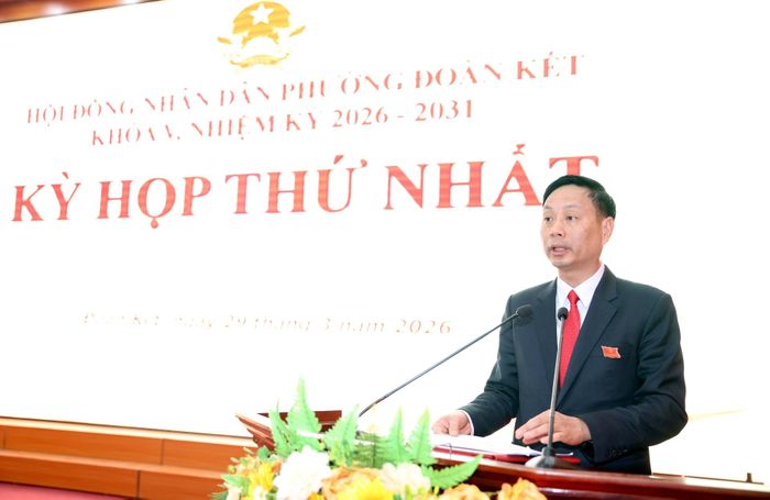 Đồng chí Trần Đình Tiến - Phó Bí thư Thường trực Đảng ủy, Chủ tịch HĐND phường Đoàn Kết phát biểu bế mạc kỳ họp.
