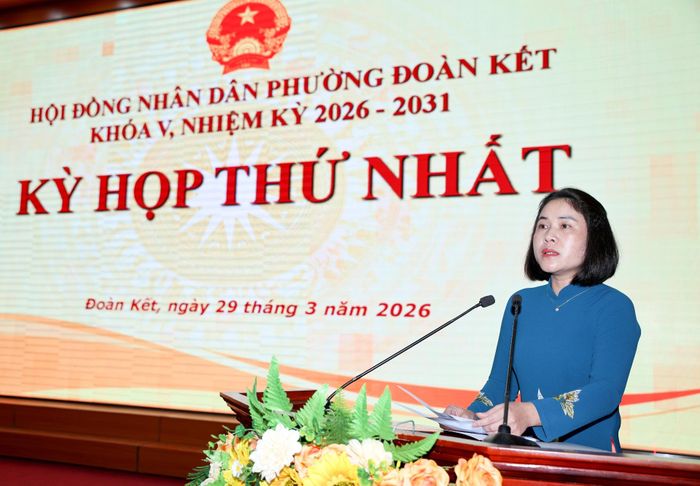 Đồng chí Đào Thị Lan Anh - Bí thư Đảng ủy phường Đoàn Kết phát biểu tại kỳ họp.
