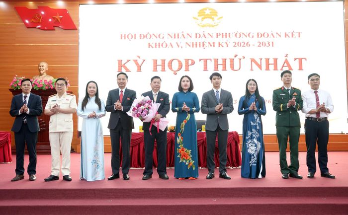 Đồng chí Đào Thị Lan Anh - Bí thư Đảng ủy phường Đoàn Kết tặng hoa chúc mừng Thường trực HĐND, các Ban HĐND và lãnh đạo UBND, Ủy viên UBND phường nhiệm kỳ mới.