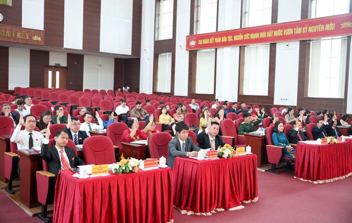 Các đại biểu biểu quyết thông qua nghị quyết kỳ họp.