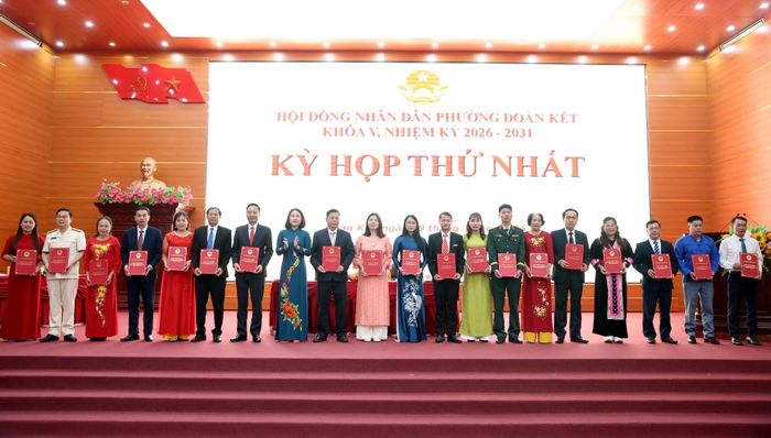 Đồng chí Đào Thị Lan Anh - Bí thư Đảng ủy phường Đoàn Kết trao Giấy chứng nhận cho các đại biểu trúng cử HĐND phường khóa V, nhiệm kỳ 2026-2031.