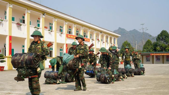 Tân binh luyện tập quy trình xếp quan tư trang khi chuyển trạng thái sẵn sàng chiến đấu.