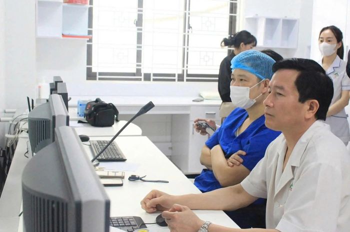 Lãnh đạo Bệnh viện Đa khoa số 2 tỉnh Lào Cai theo dõi quá trình triển khai kỹ thuật mới.