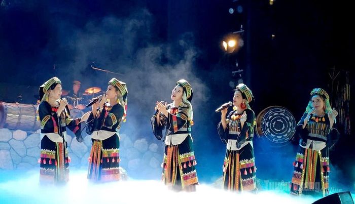 Các ca sỹ Đoàn Nghệ thuật dân tộc tỉnh biểu diễn bài hát Khúc giao duyên bản Lô của NSƯT Sỹ Tùng.