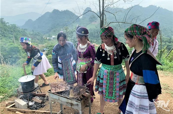 Bà con người Mông ở xóm Lũng Luông (xã Thần Sa) làm ẩm thực để giới thiệu trên các nền tảng mạng xã hội.