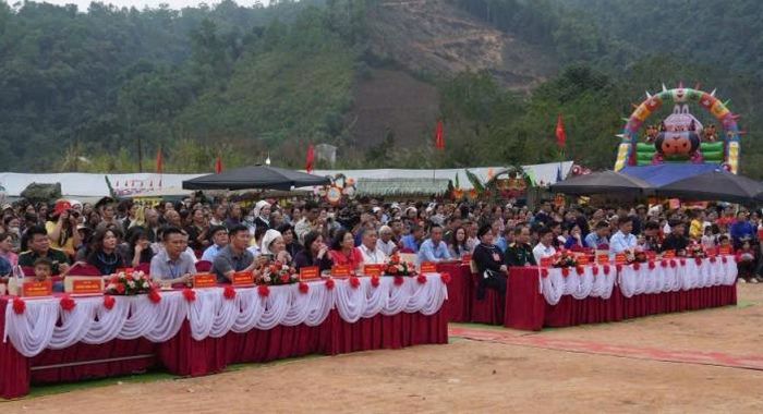 Các đại biểu cùng bà con nhân dân dự lễ khai mạc Ngày hội văn hóa các dân tộc xã Bạch Đằng lần thứ I năm 2026.